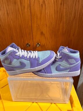 Jordan Air Jordan 1 Mid Purple Pulse 554724-500 Men's Purple/White Sneakers